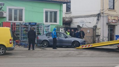 Кола помете хладилни витрини на тротоар в Габрово