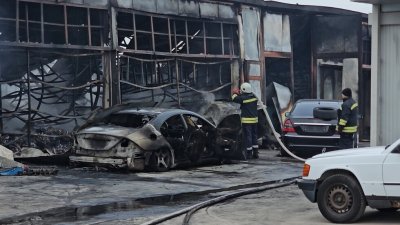 Огън изпепели 50 коли в автоморга в Хасково