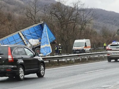 Внимание: Тир се обърна на АМ "Тракия", движението е спряно