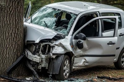 Див шофьор се размаза в дърво, пожарникари едвам извадиха тялото 