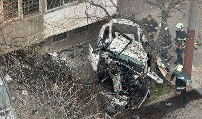 Млада шофьорка помете пешеходец и се блъсна в дърво и сграда в Стара Загора