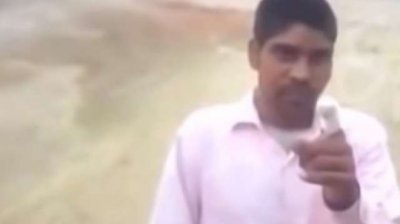 Индиец си отряза пръста, сбъркал партията при гласуване /видео/