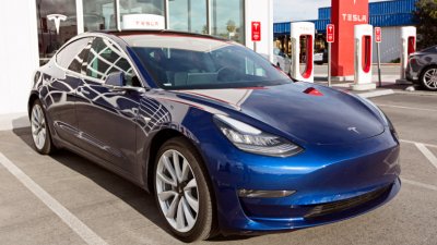 Автомобил на "Тесла" се самовзриви на паркинг
