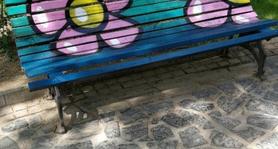 Разкрасяват Благоевград с цветни пейки