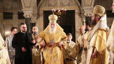 Патриарх Неофит с молитва за опожарената "Нотр Дам" 