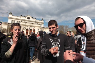 Масово пушат трева пред парламента, арестуваха трима