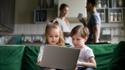 Учени: Децата да не застават пред екрани от рано сутринта