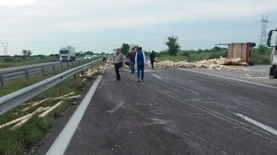 Дървен материал предизвика катастрофа на магистрала "Тракия"