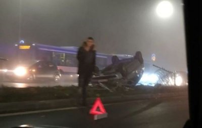 Тежка катастрофа във Варна, кола е по таван
