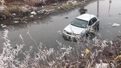 Кола падна във Владайска река, издирват шофьора