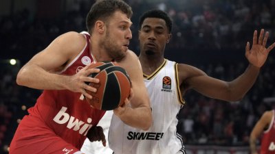 Саша Везенков и Олимпиакос паднаха