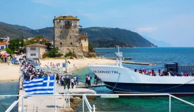 Стотици поклоници, тръгнали към Света гора, остнаха блокирани в корабите заради бури