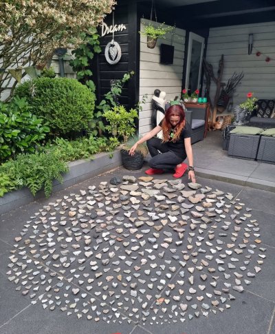 Чирпанлийка постави рекорд: Събра 600 каменни сърца