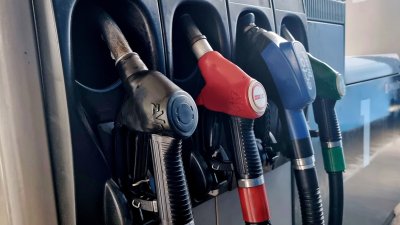 Оборотът на бензиностанциите падна с 20%