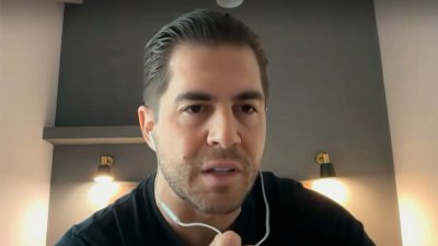 РЕЗИЛ! Иво Аръков пя пред празна зала в Париж