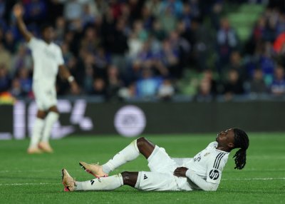 Потрес! Лекарите прегледали здравия крак на Камавинга! 