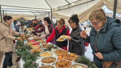 Народна певица участва със зелник в кулинарния празник в Приморско