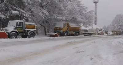 Сняг на Петрохан, пет машини почистват пътя