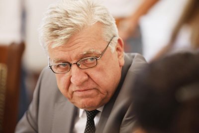 На два стана: Бивш министър дари пари и на Радев, и на БСП