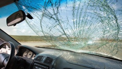 Кола се вряза в камион на пътя Пловдив - Хасково