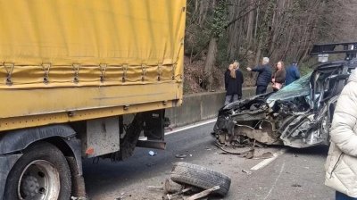 Жестока катастрофа между Асеновград и Бачково, джип се смачка като консерва