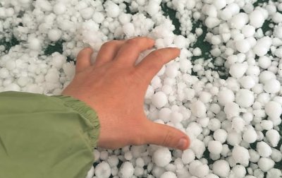 Страшна градушка покоси Крумовград: Унищожени са посевите, колите неузнаваеми (ВИДЕО)