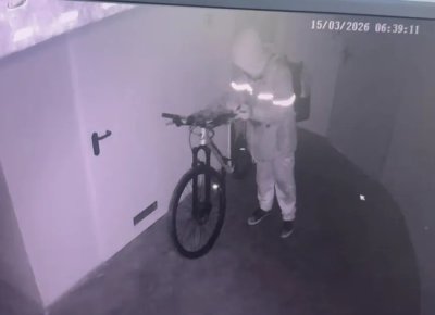 Нагъл крадец обикаля блокове в София, задигна велосипед