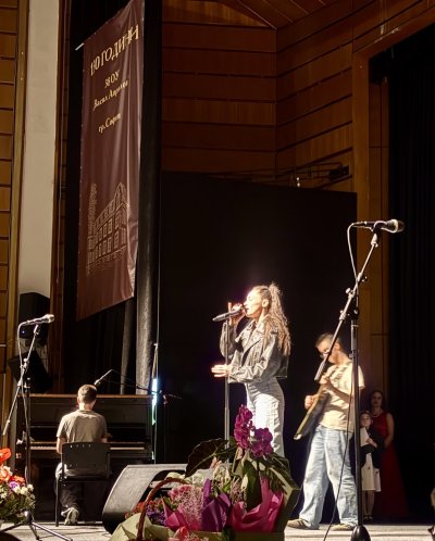 Керана и учител-рокаджия завладяха сцената за 130 години 38 ОУ "Васил Априлов"