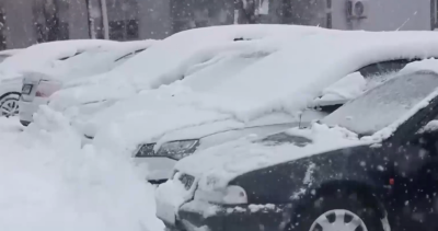 Сняг и ураганен вятър на Балканите затвори пътища и училища