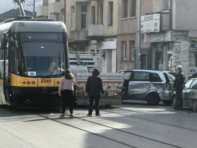 Първо в Lupa.bg: Трамвай помля кола на ул. "Козлодуй"