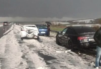 Ад на АМ "Хемус", дете е в болница след верижна катастрофа