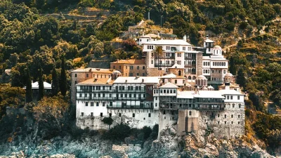 Трусовете напукаха манастирите в Атон