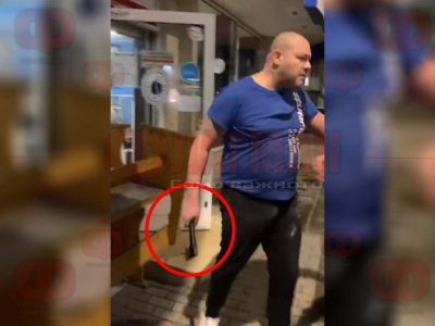 УЖАС! Пицар размахва брадва в центъра на Бургас!