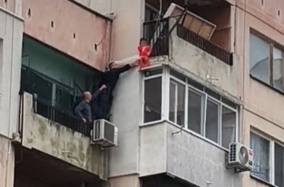 3-годишно увисна от осмия етаж в Ямбол, спасиха го 