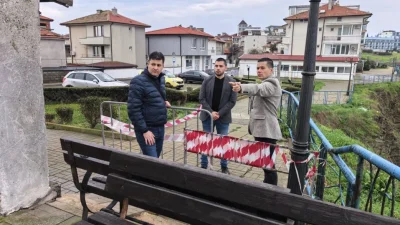 Обезопасяват срутената алея в Ахтопол