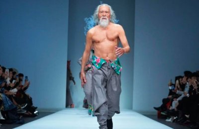 Секси на 90: Уан Дешун продължава да шества по модните модиуми