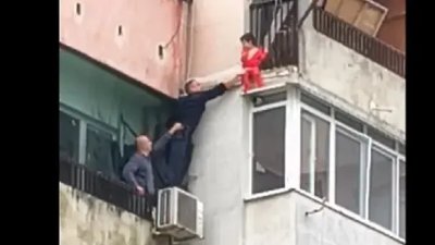 Мизерия, рев и мръстотия - как живее детето от балкона в Ямбол?