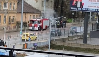 Горящ автомобил затрудни движението в "Княжево" тази сутрин