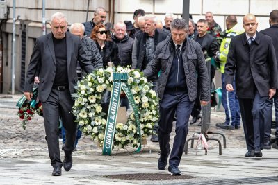 Футболният елит и още стотици близки и приятели изпратиха Боби Михайлов (СНИМКИ)