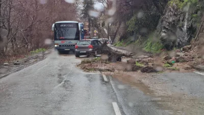Скала се срути на пътя Смолян - Пловдив