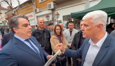 Политически екшън: Асен Василев и Димитър Стоянов размахаха юмруци в Симеоновград (ВИДЕО)