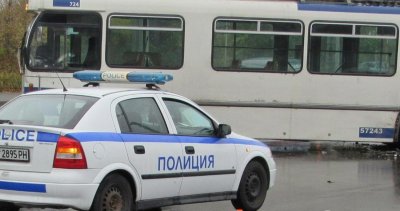 Зрелищно: Автобус тръгна на собствен ход и помете две патрулки в Горна Оряховица