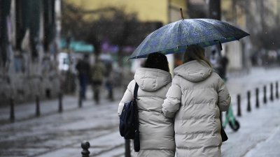 Грабвайте чадърите, нов циклон носи дъжд и сняг