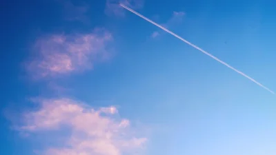 Мистериозни обекти падат от небето над Гърция (ВИДЕО)