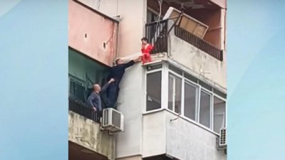 Задържаха родителите на момчето, увиснало от балкон в Ямбол