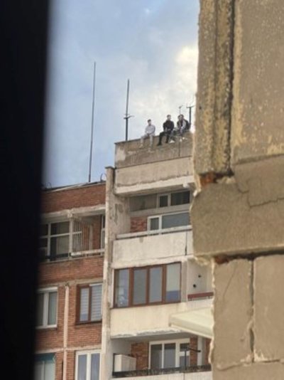 Младежи кацнаха на покрива на 22 етажен блок в София Ако