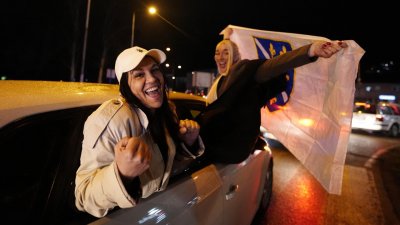 100 000 посрещнаха босненските национали в Сараево, Джокович донесе късмет на тима (ВИДЕО)