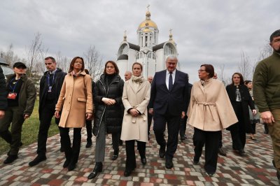 Надежда Нейнски сведе глава в памет на жертвите от клането в Буча 