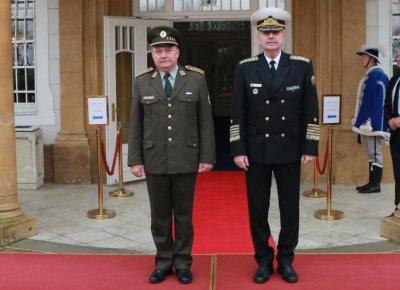 Адмирал Ефтимов посрещна началника на отбраната на Словашката република в София