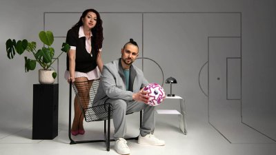 Пищна брюнетка се впуска в дебрите на футбола